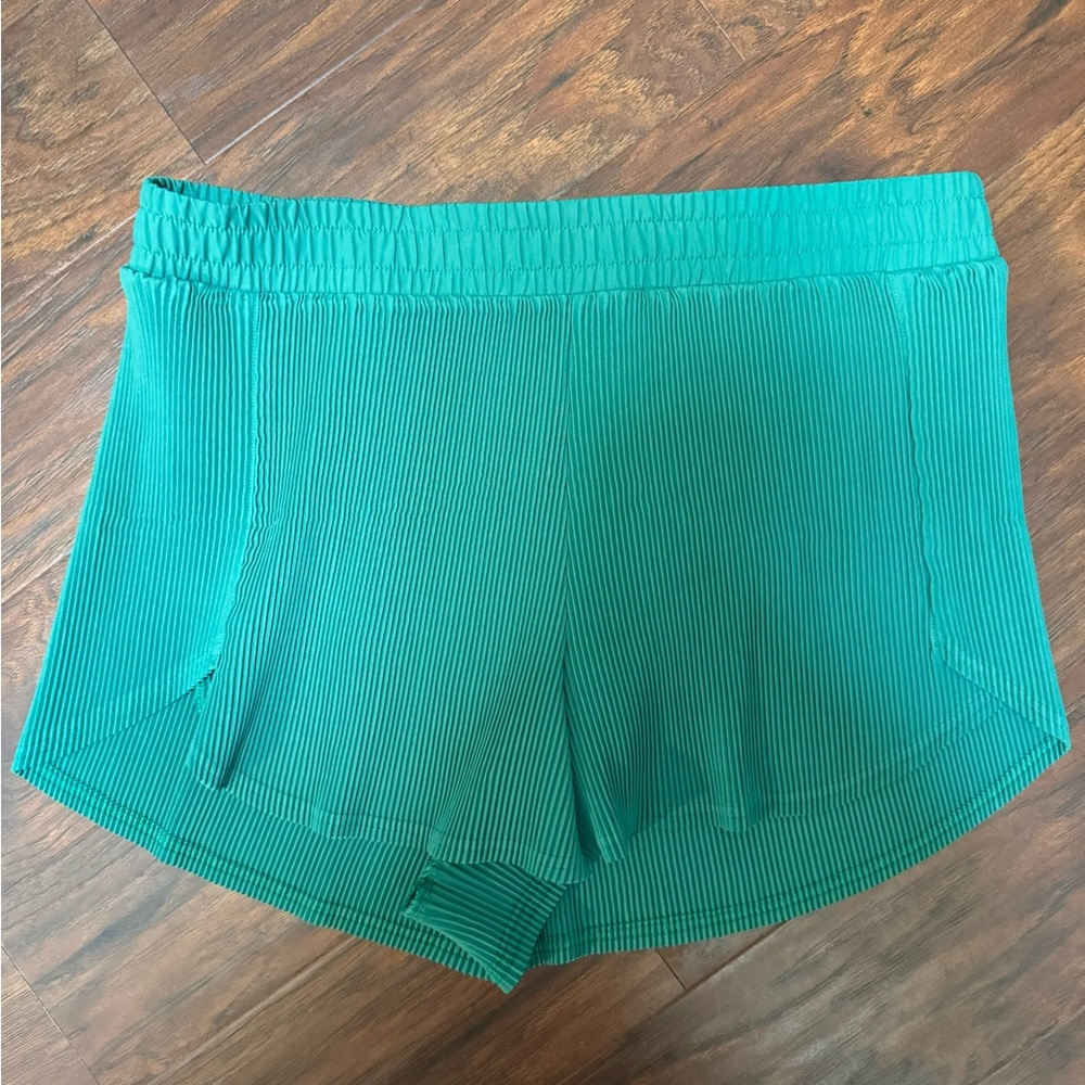 AWESOME 🤩 All in motion green shorts